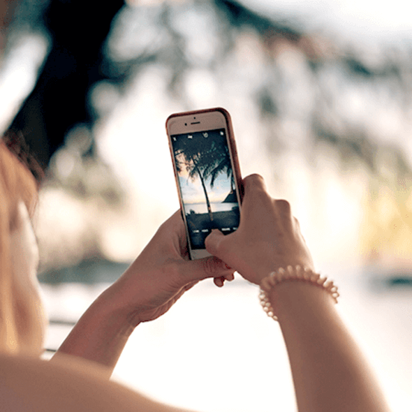 Person macht Selfie mit Ihrem Smartphone