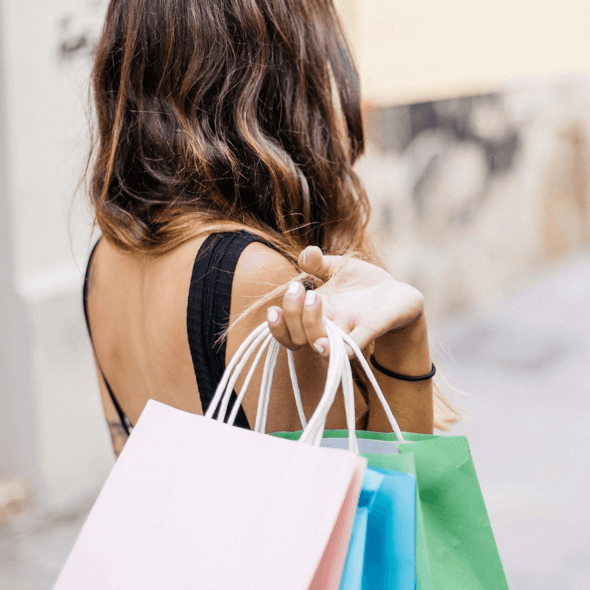 Frau mit Einkaufstaschen beim Shoppen
