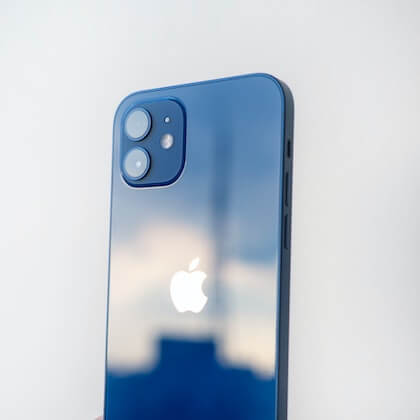 Grafik zeigt blaues iPhone