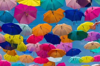 Grafik zeigt bunte Schirme
